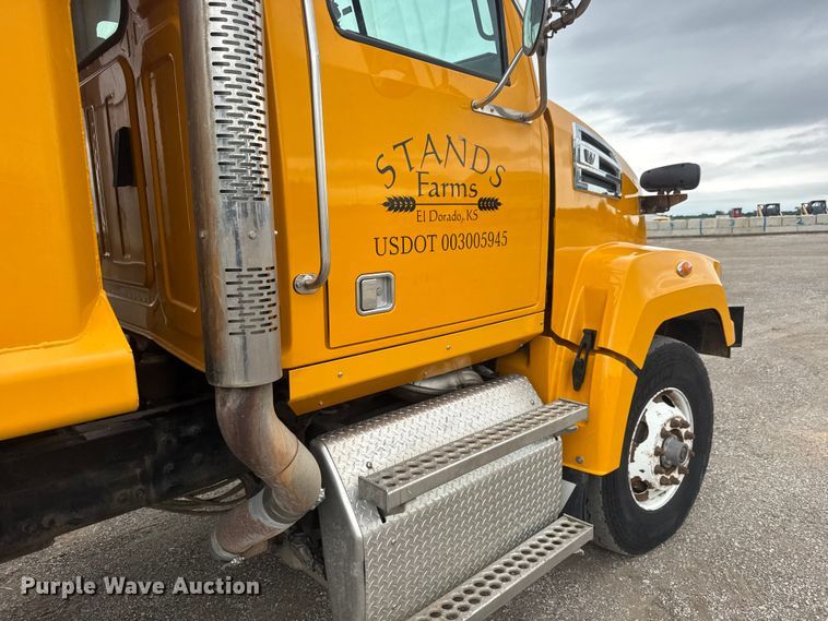 image for item NJ9136 2015 Western Star 4700 dump truck