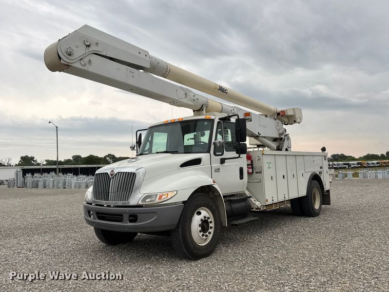 image for item NJ9152 2004 International 4400 SBA bucket truck