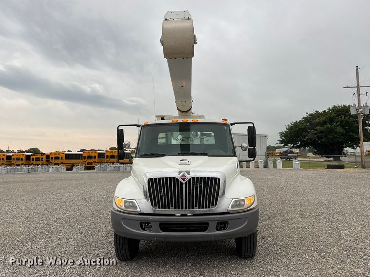 image for item NJ9152 2004 International 4400 SBA bucket truck