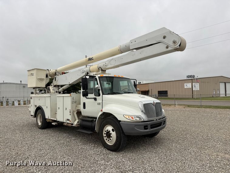 image for item NJ9152 2004 International 4400 SBA bucket truck