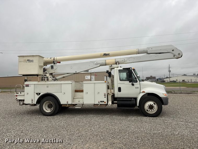 image for item NJ9152 2004 International 4400 SBA bucket truck