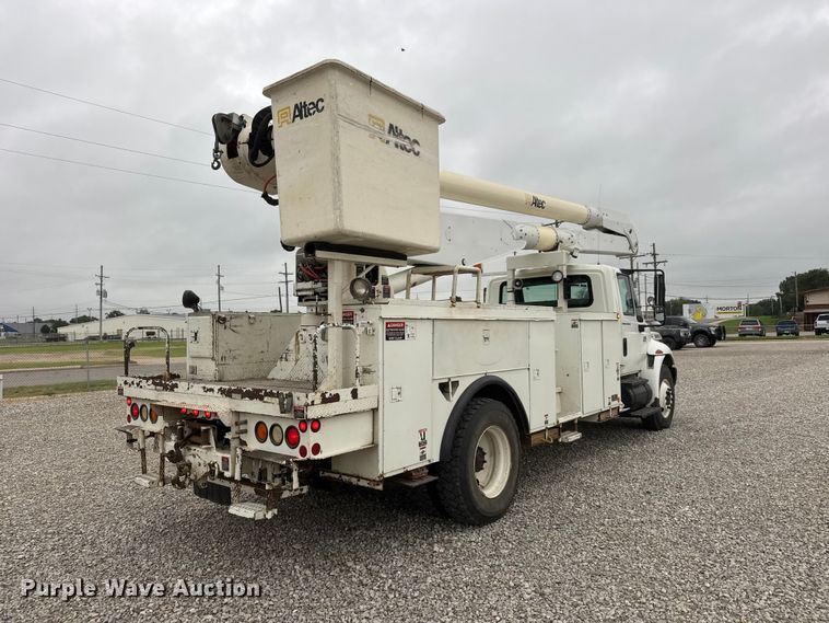image for item NJ9152 2004 International 4400 SBA bucket truck
