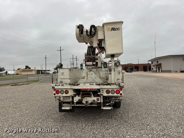 image for item NJ9152 2004 International 4400 SBA bucket truck