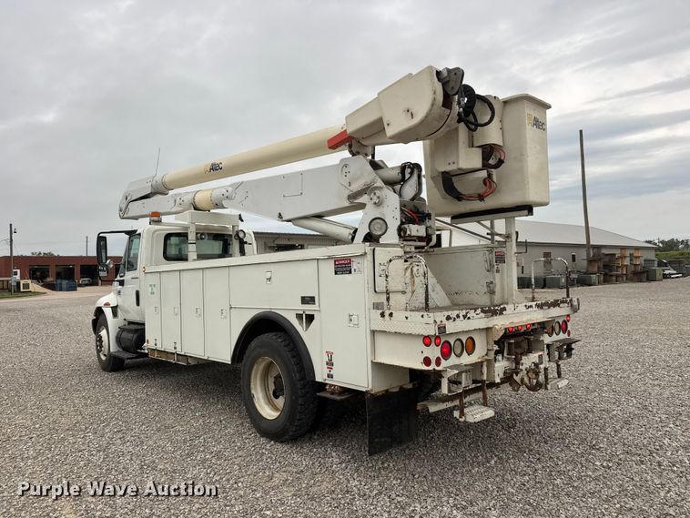image for item NJ9152 2004 International 4400 SBA bucket truck