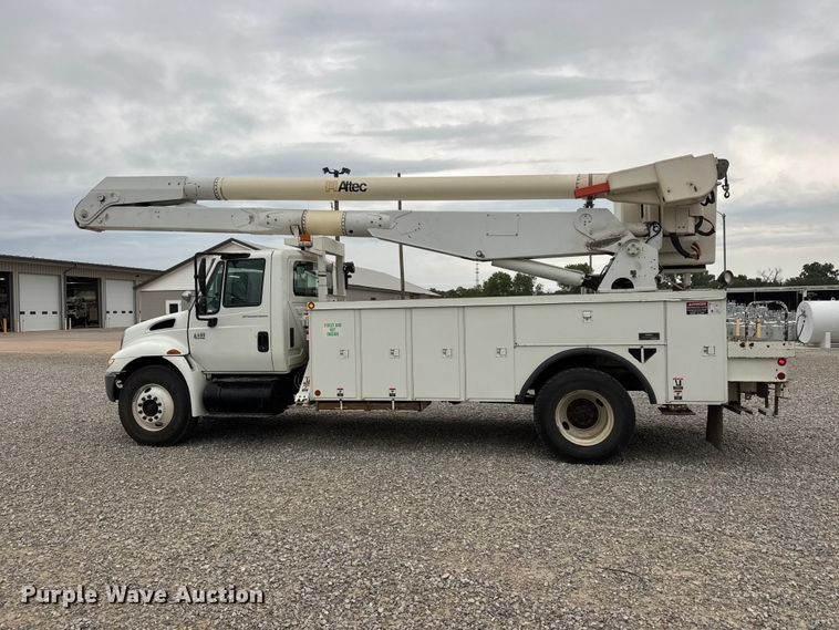 image for item NJ9152 2004 International 4400 SBA bucket truck