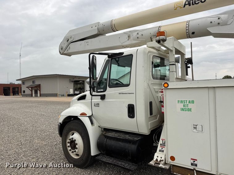 image for item NJ9152 2004 International 4400 SBA bucket truck