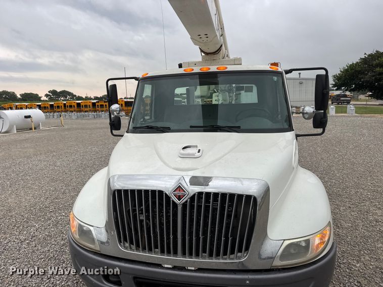 image for item NJ9152 2004 International 4400 SBA bucket truck
