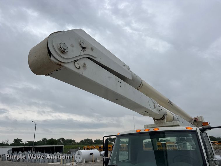 image for item NJ9152 2004 International 4400 SBA bucket truck