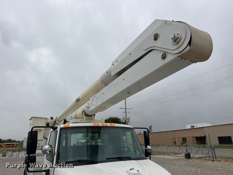 image for item NJ9152 2004 International 4400 SBA bucket truck