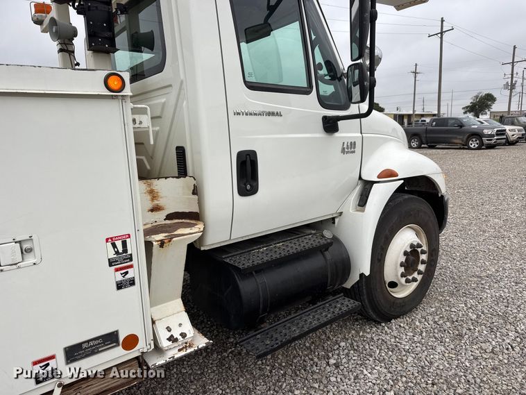 image for item NJ9152 2004 International 4400 SBA bucket truck