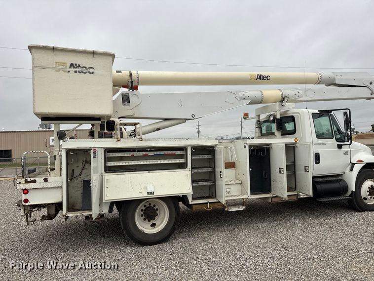 image for item NJ9152 2004 International 4400 SBA bucket truck