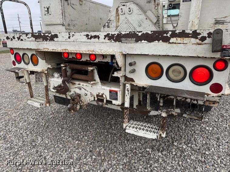 image for item NJ9152 2004 International 4400 SBA bucket truck
