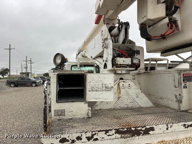 image for item NJ9152 2004 International 4400 SBA bucket truck