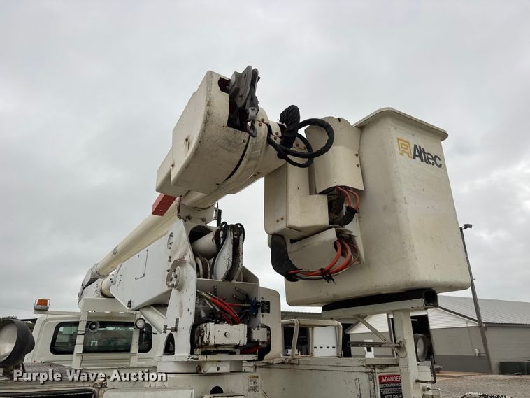 image for item NJ9152 2004 International 4400 SBA bucket truck