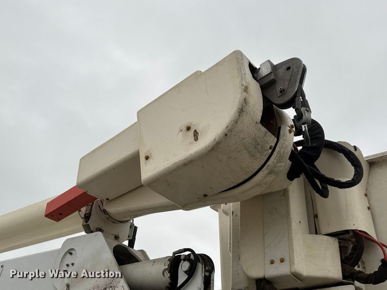 image for item NJ9152 2004 International 4400 SBA bucket truck