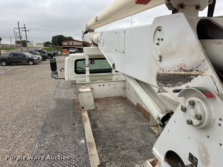 image for item NJ9152 2004 International 4400 SBA bucket truck