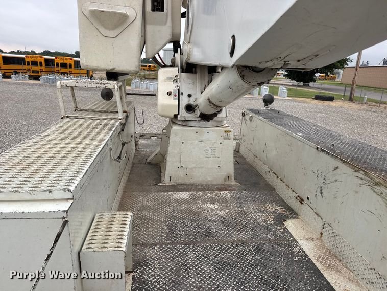 image for item NJ9152 2004 International 4400 SBA bucket truck