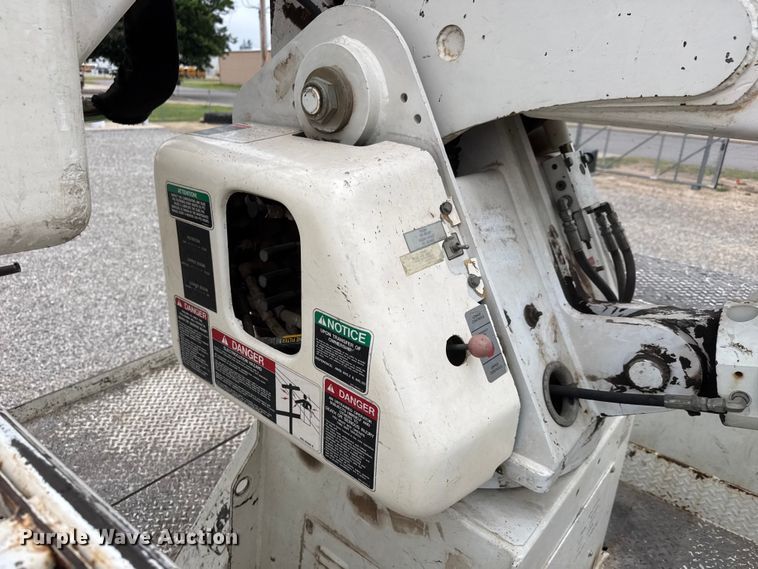 image for item NJ9152 2004 International 4400 SBA bucket truck