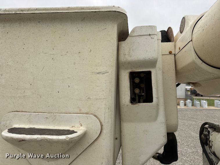 image for item NJ9152 2004 International 4400 SBA bucket truck