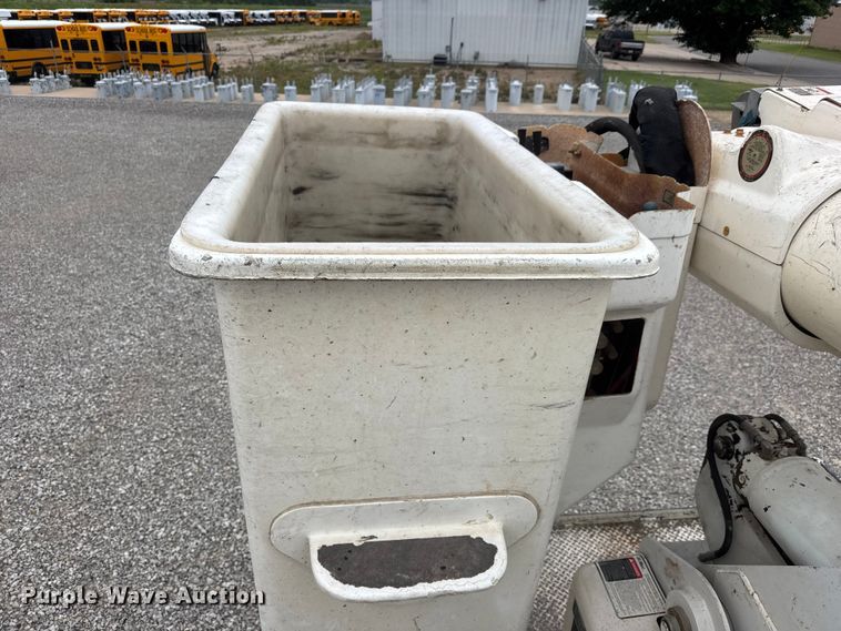 image for item NJ9152 2004 International 4400 SBA bucket truck