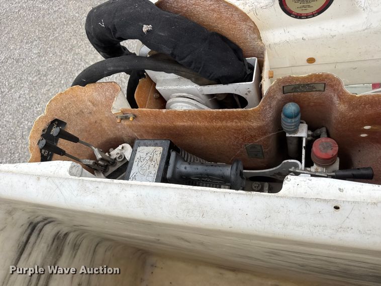 image for item NJ9152 2004 International 4400 SBA bucket truck