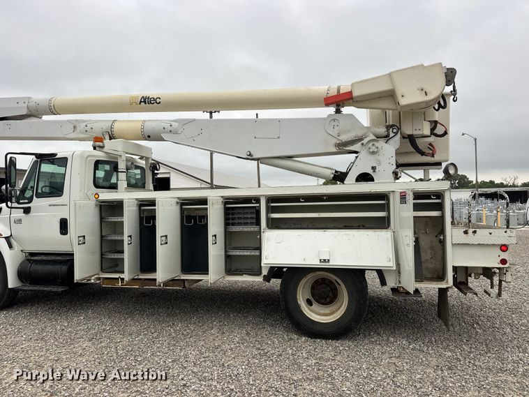 image for item NJ9152 2004 International 4400 SBA bucket truck