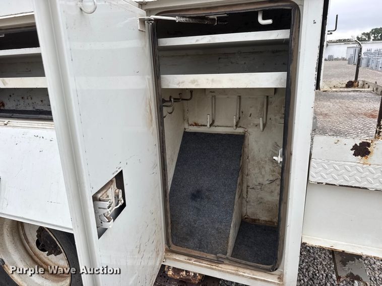 image for item NJ9152 2004 International 4400 SBA bucket truck
