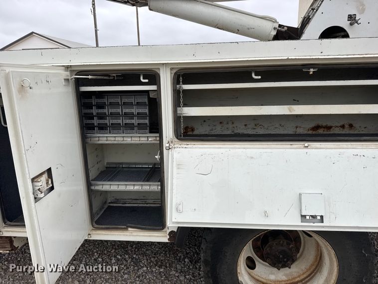 image for item NJ9152 2004 International 4400 SBA bucket truck