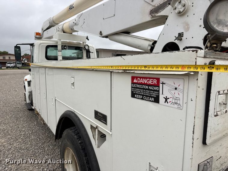 image for item NJ9152 2004 International 4400 SBA bucket truck