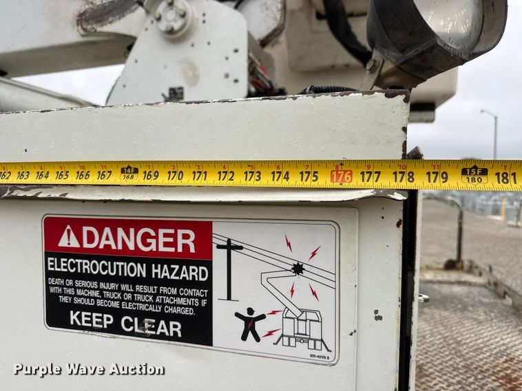 image for item NJ9152 2004 International 4400 SBA bucket truck
