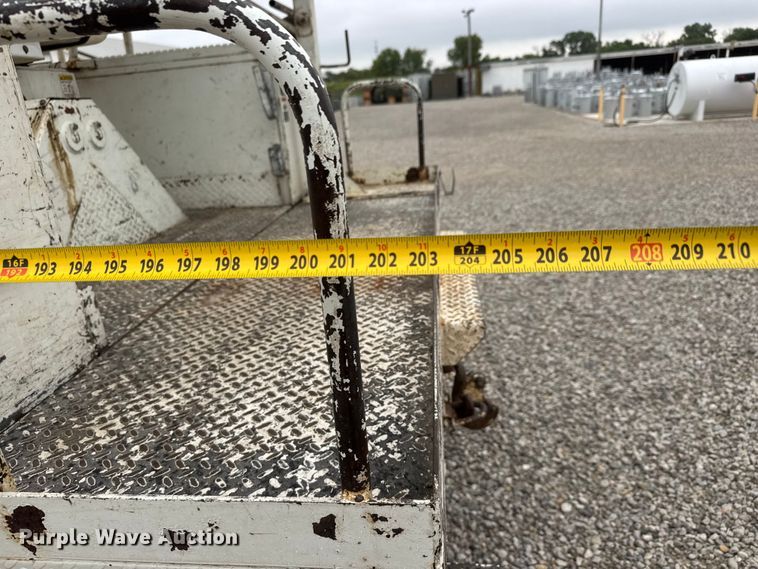 image for item NJ9152 2004 International 4400 SBA bucket truck