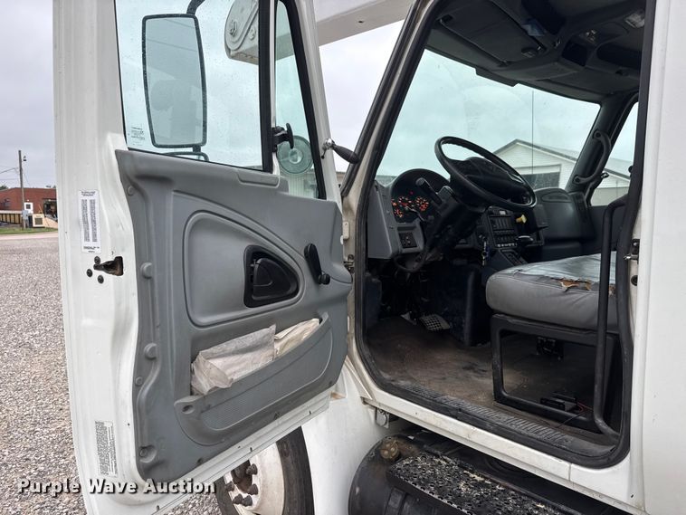 image for item NJ9152 2004 International 4400 SBA bucket truck