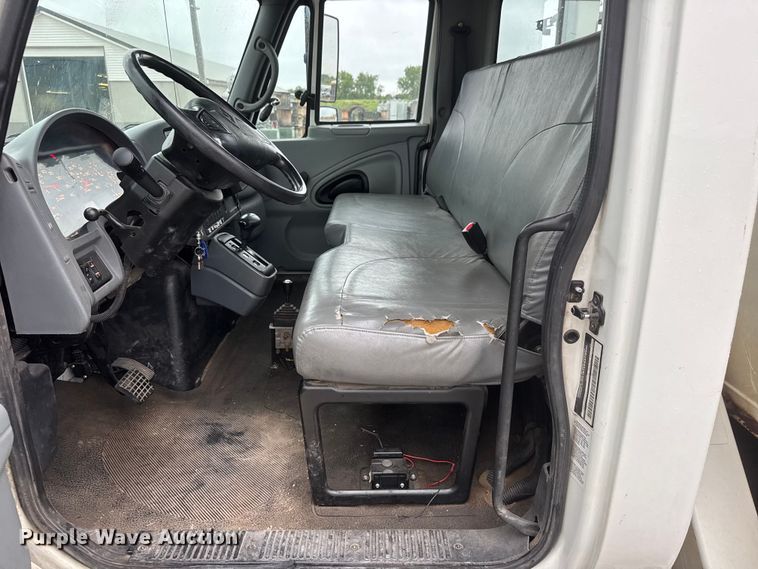 image for item NJ9152 2004 International 4400 SBA bucket truck