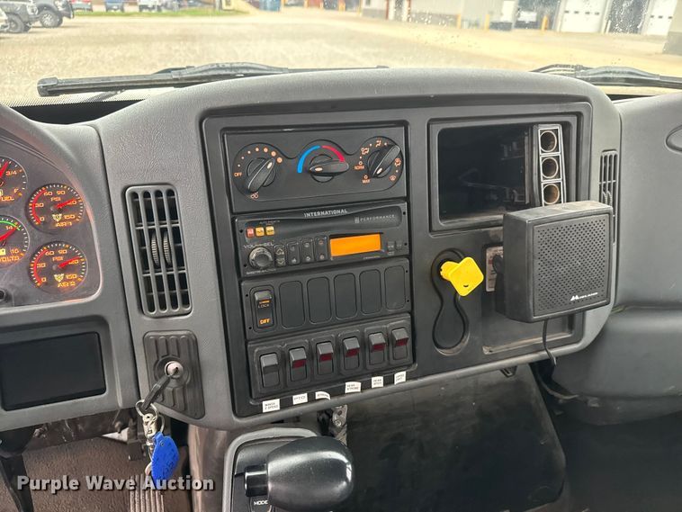 image for item NJ9152 2004 International 4400 SBA bucket truck