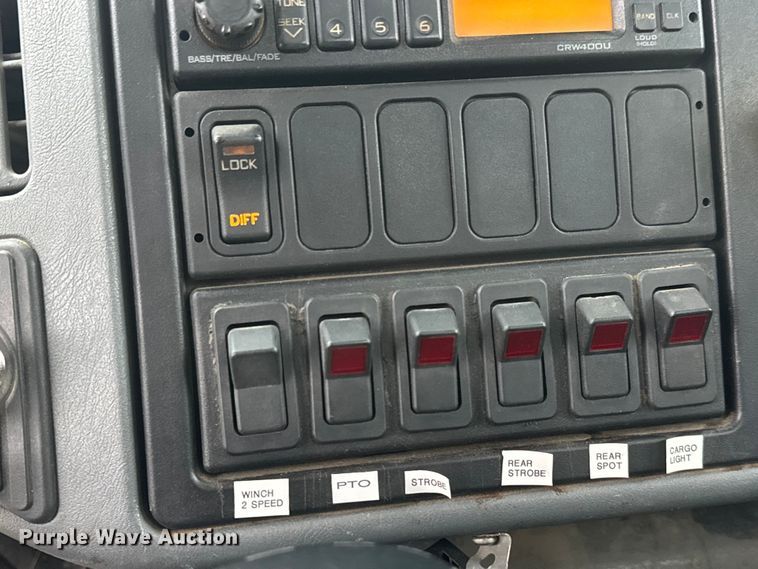 image for item NJ9152 2004 International 4400 SBA bucket truck