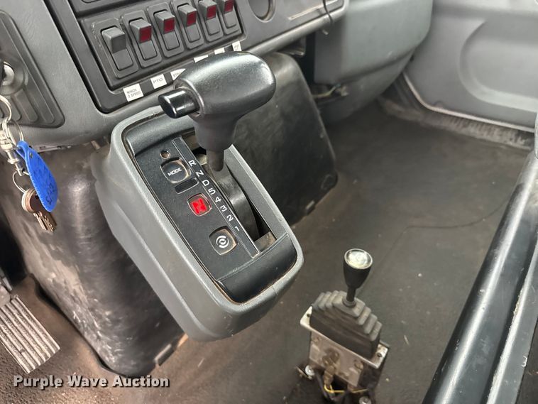 image for item NJ9152 2004 International 4400 SBA bucket truck