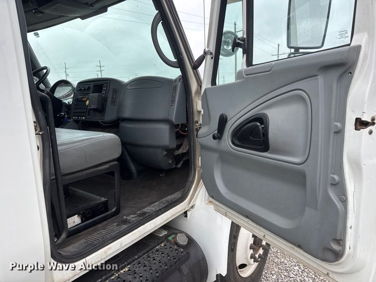 image for item NJ9152 2004 International 4400 SBA bucket truck