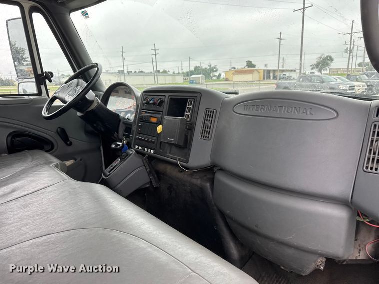 image for item NJ9152 2004 International 4400 SBA bucket truck