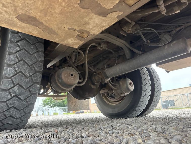 image for item NJ9152 2004 International 4400 SBA bucket truck
