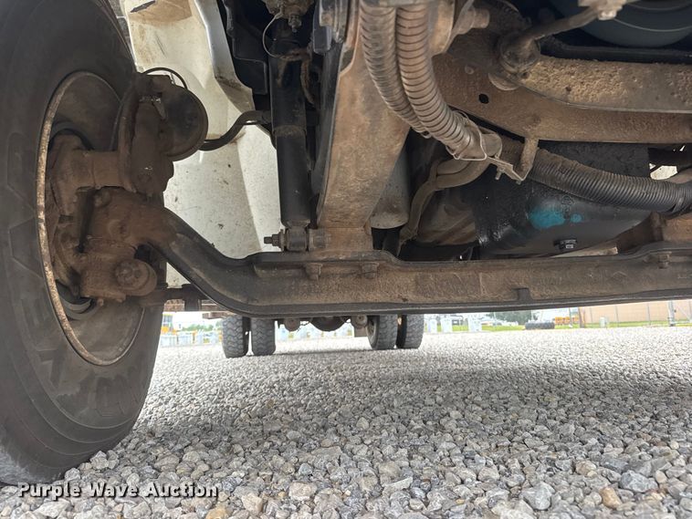 image for item NJ9152 2004 International 4400 SBA bucket truck