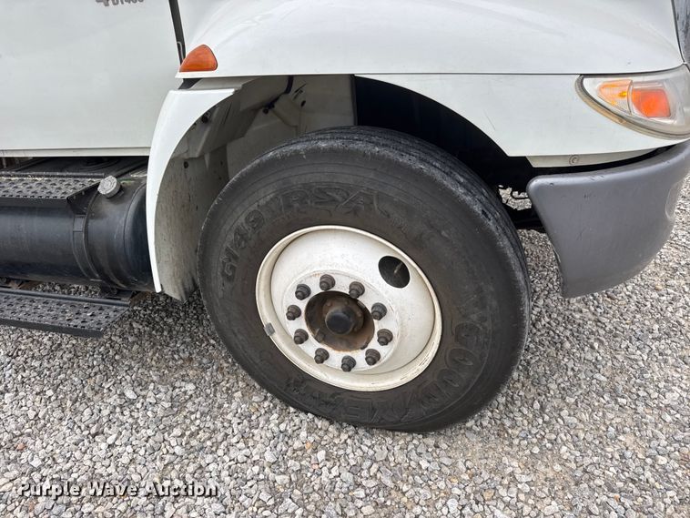 image for item NJ9152 2004 International 4400 SBA bucket truck