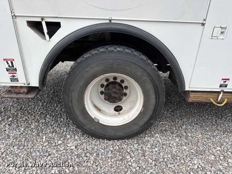 image for item NJ9152 2004 International 4400 SBA bucket truck