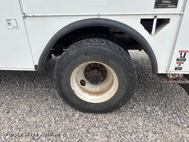 image for item NJ9152 2004 International 4400 SBA bucket truck