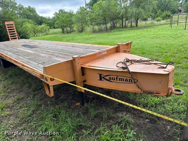 image for item NJ9167 2014 Kaufman HPP Deluxe equipment trailer