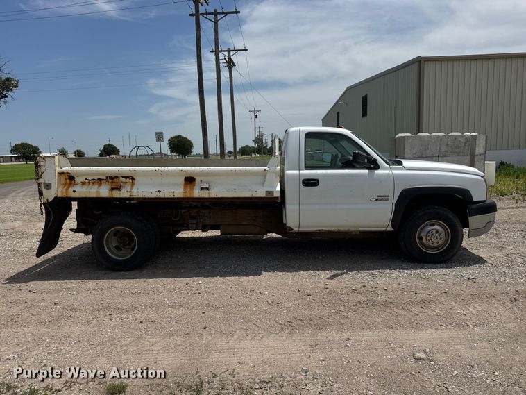 image for item NJ9179 2005 Chevrolet Silverado 3500 dump bed pickup truck