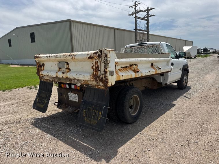 image for item NJ9179 2005 Chevrolet Silverado 3500 dump bed pickup truck