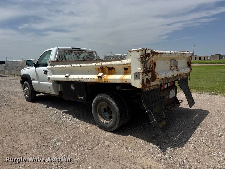 image for item NJ9179 2005 Chevrolet Silverado 3500 dump bed pickup truck
