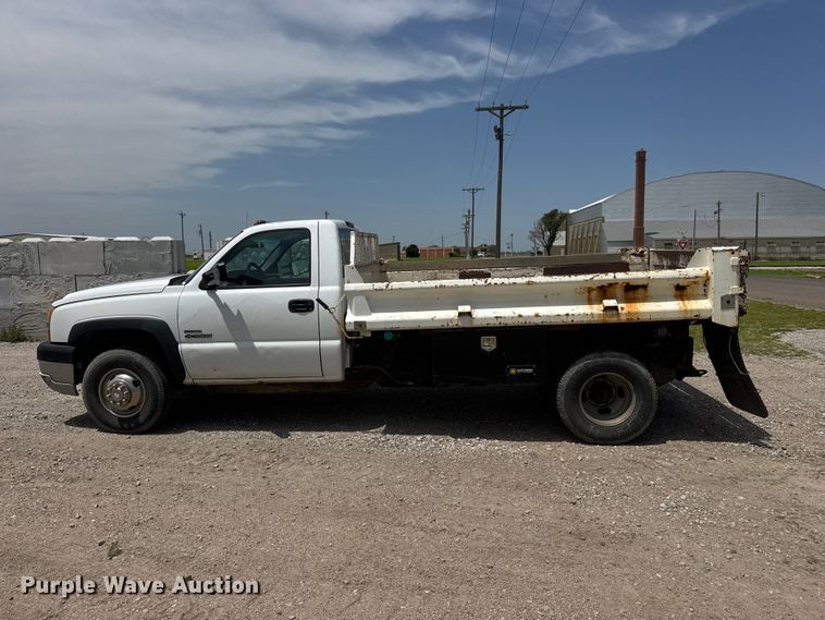 image for item NJ9179 2005 Chevrolet Silverado 3500 dump bed pickup truck