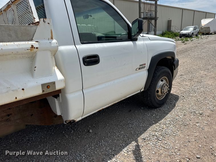 image for item NJ9179 2005 Chevrolet Silverado 3500 dump bed pickup truck