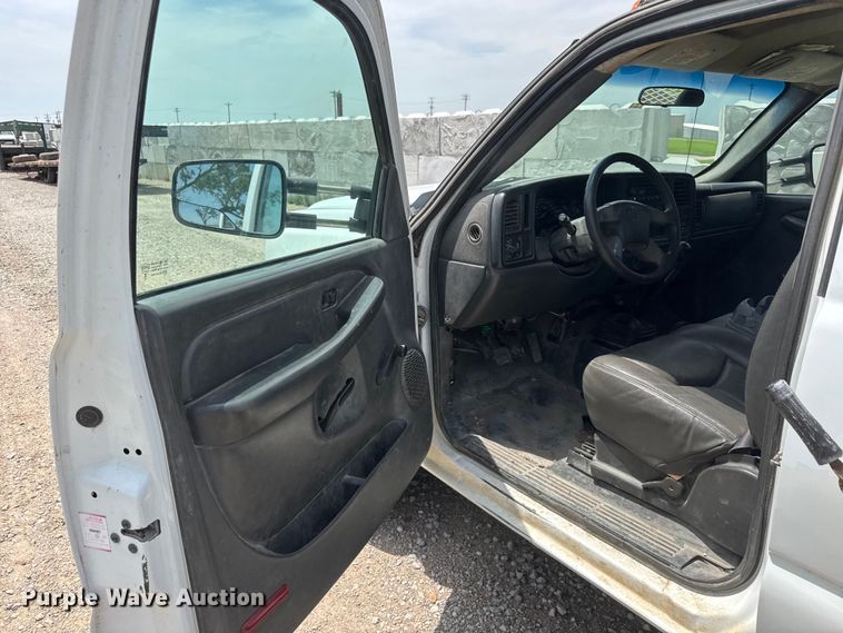 image for item NJ9179 2005 Chevrolet Silverado 3500 dump bed pickup truck